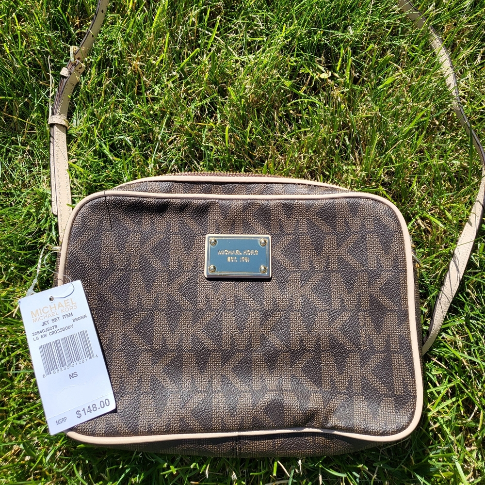 *** NEW WITH TAGS *** 💯Authentic Brand new Michael Kors bag/cross body.